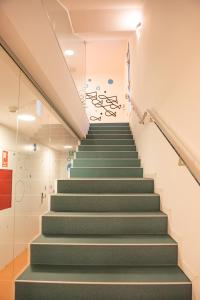 a staircase in a building with green steps at RK Farallón Canteras in Las Palmas de Gran Canaria