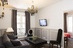 sala de estar con sofá y mesa en Bastille Hostel en París