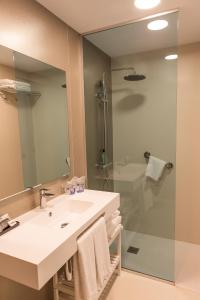 a bathroom with a sink and a shower at RK Farallón Canteras in Las Palmas de Gran Canaria