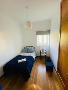 1 dormitorio con 1 cama con 2 toallas en Casa De Campo Natureza, en Porto de Mós