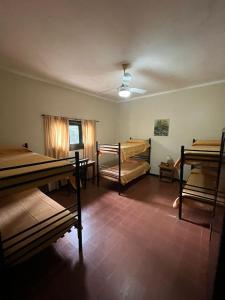 ein Zimmer mit mehreren Etagenbetten in einem Gebäude in der Unterkunft Posada del Bosque in Tanti + 19 Fotos