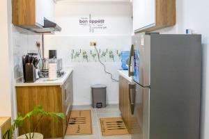 uma cozinha com um frigorífico de aço inoxidável num quarto em Serene hideout em Nairobi