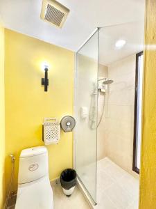 uma casa de banho com um chuveiro e um WC. em ABC SO Hotel Bangkok em Bangkok