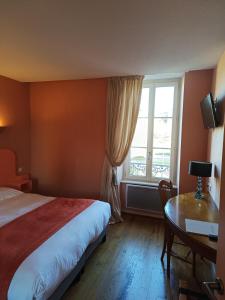 - une chambre avec un lit, un bureau et une fenêtre dans l'établissement Hôtel La Reconce, à Poisson