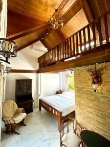 Postel nebo postele na pokoji v ubytování Ban Kaew Mo Ra Glamping & Restaurant