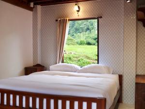 Postel nebo postele na pokoji v ubytování Ban Kaew Mo Ra Glamping & Restaurant