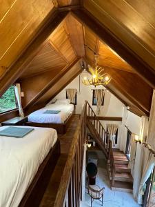 Postel nebo postele na pokoji v ubytování Ban Kaew Mo Ra Glamping & Restaurant