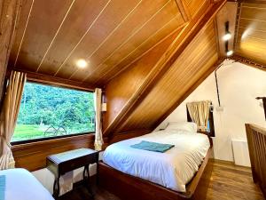 Postel nebo postele na pokoji v ubytování Ban Kaew Mo Ra Glamping & Restaurant