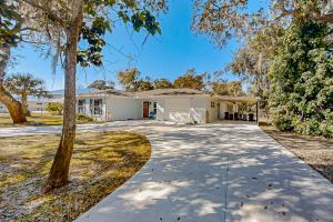 an empty driveway in front of a house at Linda’s Lizard Landing in Port Orange