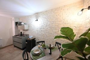 Kuchyň nebo kuchyňský kout v ubytování Suite Laurel SPA con idromassaggio