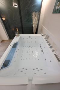 Foto Fasanos asuva majutusasutuse Suite Laurel SPA con idromassaggio galeriist