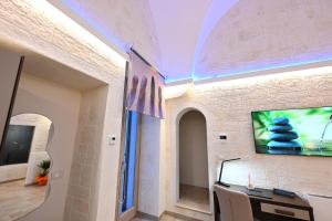 Televiisor ja/või meelelahutuskeskus majutusasutuses Suite Laurel SPA con idromassaggio