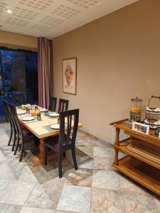 - une salle à manger avec une table et des chaises dans l'établissement Hôtel La Reconce, à Poisson