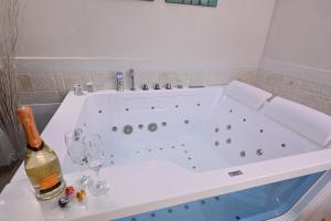 Vannituba majutusasutuses Suite Laurel SPA con idromassaggio