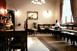 İsa Begov Hamam Hotel tesisinde bir restoran veya yemek mekanı