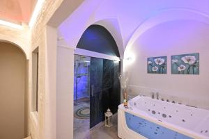 Vannituba majutusasutuses Suite Laurel SPA con idromassaggio
