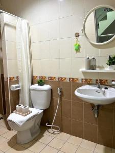 uma casa de banho com um WC e um lavatório em Future Hostel Pattaya em Nong Prue