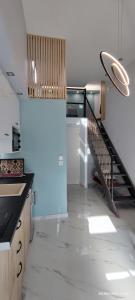 uma cozinha com uma escada no meio de um quarto em LEFKAS CITY APARTMENTS & SUITES em Lefkada