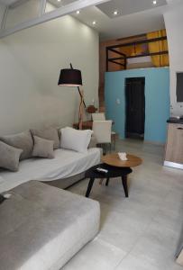 uma sala de estar com um sofá e uma mesa em LEFKAS CITY APARTMENTS & SUITES em Lefkada