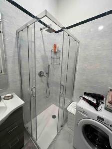 y baño con ducha y lavadora. en Era apartments posizione Milano-Bergamo-Monza, en Caponago