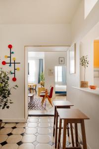 sala de estar con mesa y comedor en Edgar Suites Saint-Augustin - Naples, en París