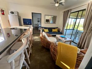 ein Wohnzimmer mit einer Bar mit Stühlen und einem Sofa in der Unterkunft Riverdance Cottage in Malgas