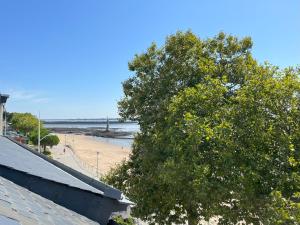 uma vista para a praia a partir do telhado de uma casa em Villa Aziliz - Face Mer em Saint-Nazaire