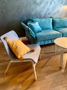 sala de estar con sofá y silla en Blue Mountain Residence, en Brasov