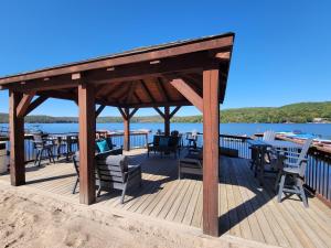 un gazebo con sedie e tavoli su una terrazza di Dayspring Cottages a Emsdale