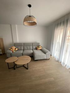 uma sala de estar com um sofá e uma mesa em Apartamento Isabel em Caravaca de la Cruz