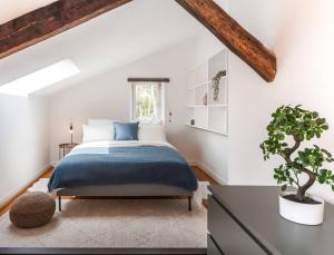 een slaapkamer met een bed en een potplant bij Loft Paris Expo Porte de Versailles in Malakoff