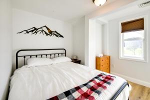 um quarto com uma cama com um cobertor xadrez em Farmview Duplex about 2 Mi to Newfound Lake! 
