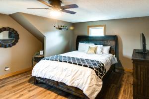 Schlafzimmer mit einem Bett und einem Deckenventilator in der Unterkunft Charming Ames Home 1 Mi to Iowa State University! in Ames
