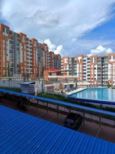 a view of a large apartment complex with a swimming pool at Apartaestudio Vacacional en Girardot, piscinas, Jacuzis, parqueadero para moto in Girardot