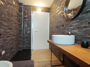 Koupelna v ubytování residence Sant'Anna i4MORI + 23 fotografií