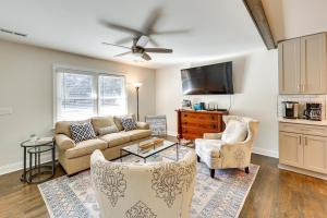 uma sala de estar com um sofá e cadeiras e uma televisão em Wilmington Home with Gazebo Deck 4 Mi to Beach! em Wilmington