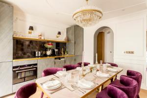 comedor con mesa y sillas moradas en Luxury 3 Bedroom & 3 Bathroom - Champs Elysees & Louvre en París