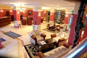 パンポロボにあるSnow Mountain Grand Monasteryのソファ、椅子、テーブルが備わる広いロビー