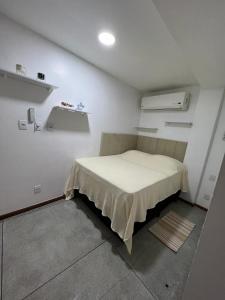 Habitación con cama en habitación blanca en STUDIO 101 | WIFI 600MB | RESIDENCIAL JC, um lugar para ficar. en Belém