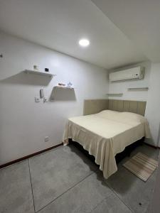 Habitación blanca con cama en una habitación en STUDIO 101 | WIFI 600MB | RESIDENCIAL JC, um lugar para ficar. en Belém