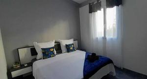 une chambre avec un lit blanc et une fenêtre dans l'établissement Villa Diams Diamond, au Diamant