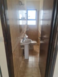 y baño con lavabo y aseo. en Top floor 1 bdrm aprtrmnt, en Mor Menekshe