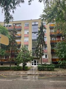 um edifício de apartamentos ao lado de uma rua em Koala Apartman Székesfehérvar em Székesfehérvár