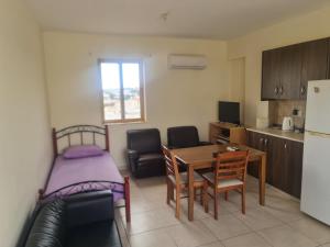 cocina y comedor con mesa y cama en Top floor 1 bdrm aprtrmnt, en Mor Menekshe