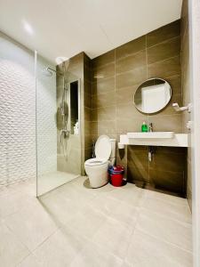 uma casa de banho com um WC, um lavatório e um chuveiro em Quill Residence By KLCC em Kuala Lumpur