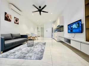 uma sala de estar com um sofá e uma televisão de ecrã plano em Quill Residence By KLCC em Kuala Lumpur