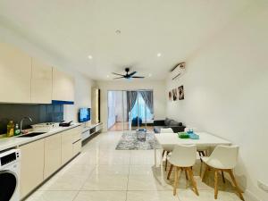 uma cozinha e sala de estar com mesa e cadeiras em Quill Residence By KLCC em Kuala Lumpur