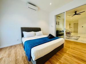 um quarto com uma cama grande e uma sala de estar em Quill Residence By KLCC em Kuala Lumpur