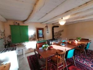 eine Küche mit Holztischen und -stühlen in einem Zimmer in der Unterkunft Casa d'arte in the mountains on Lake Orta - 16 per in Quarna Sotto