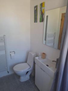 Un baño de Flat in the heart of Billund, 600m to Lego House, close to Legoland, Lalandia, Airport,